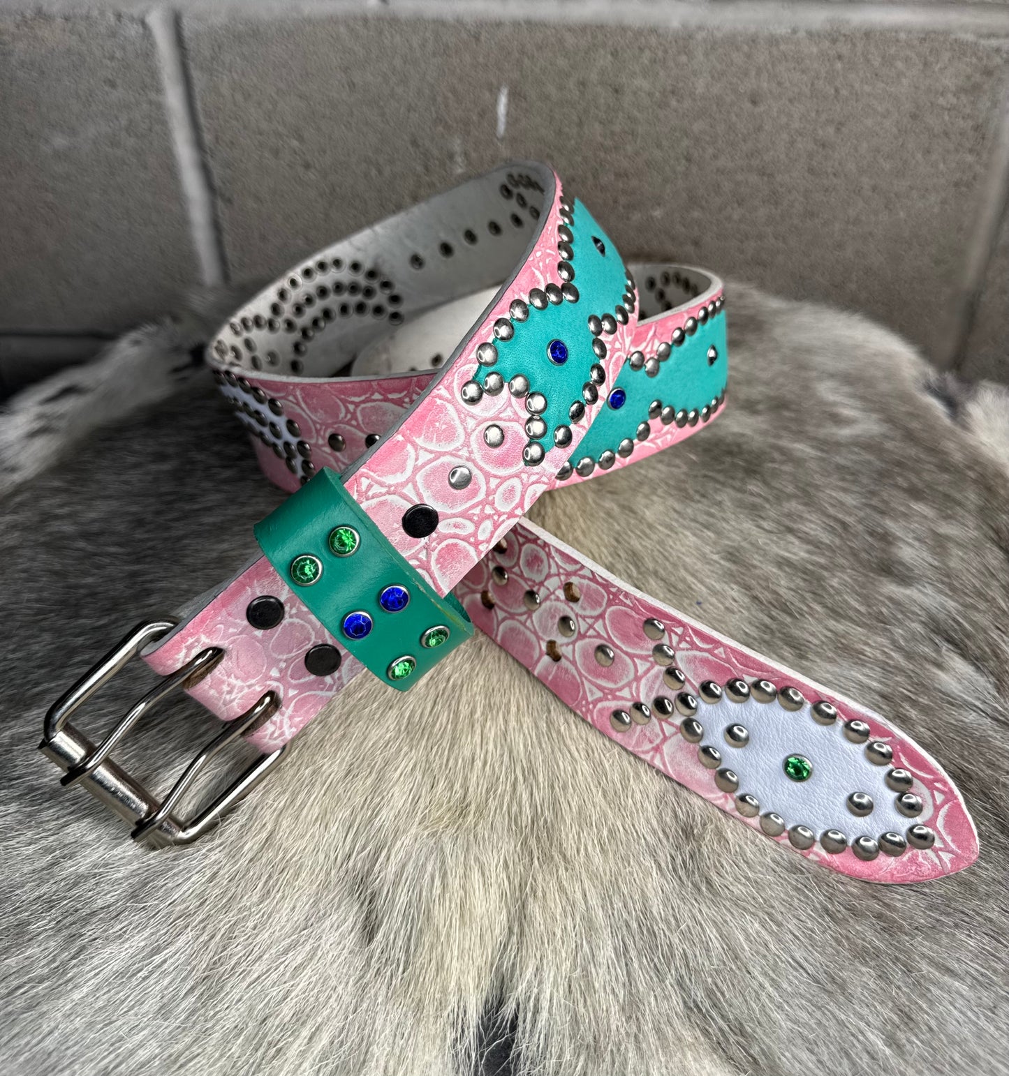 Croc White + Pink Embossed Origins Belt (white/turquoise)