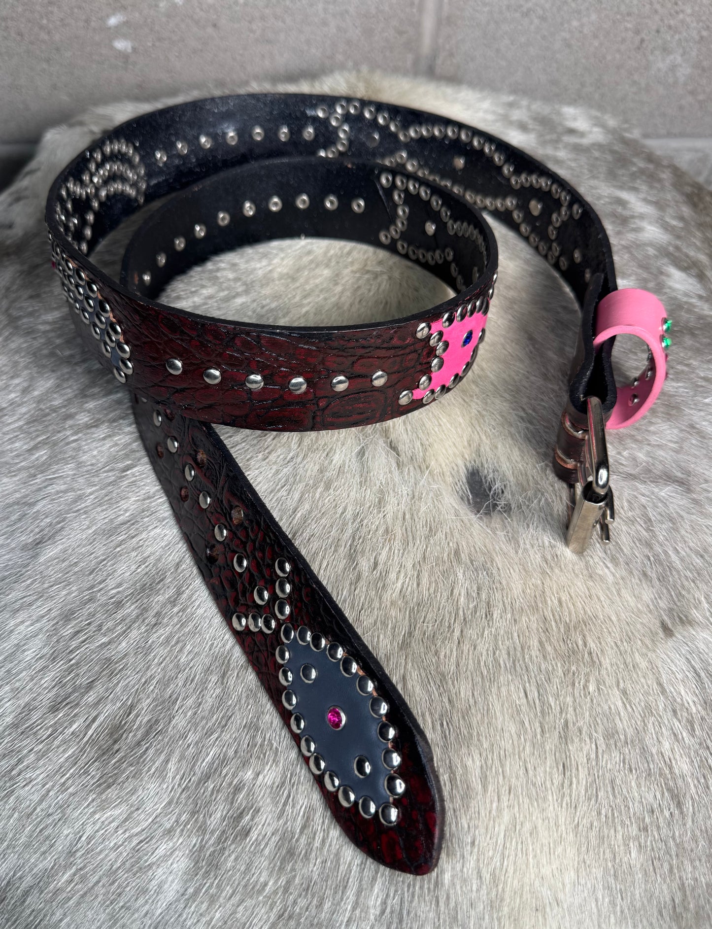 Croc Burgundy+Black Embossed Origins Belt (grey/pink)