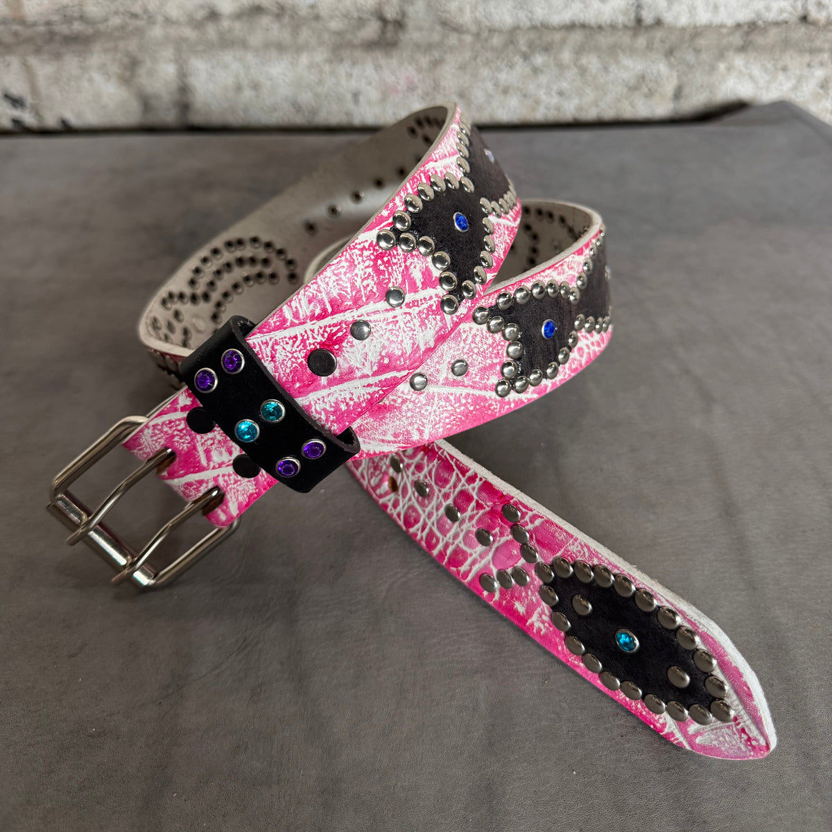 Croc White + pink Embossed Origins Belt (crystalized black)