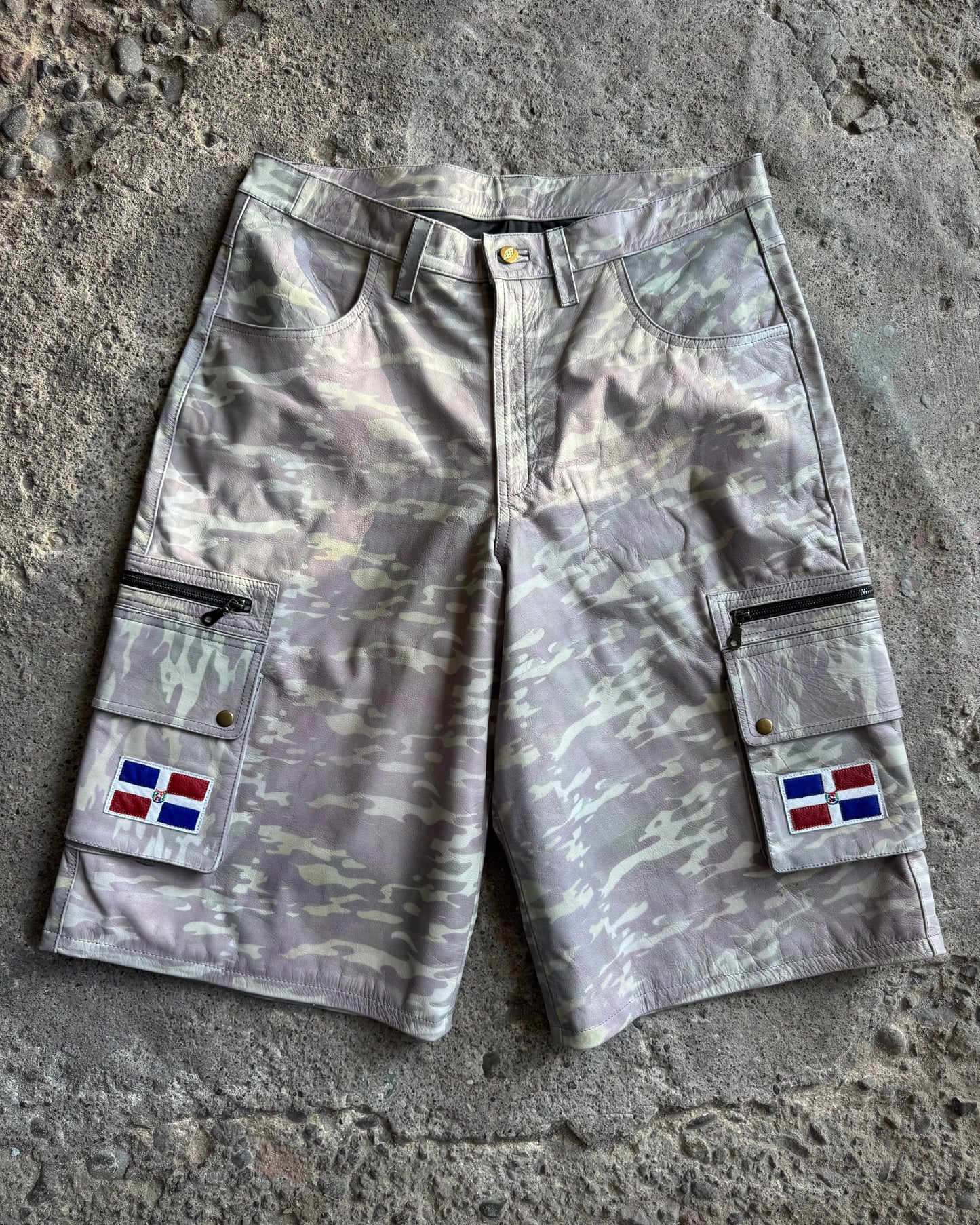 Camo printed shorts (DR leather patch flag)