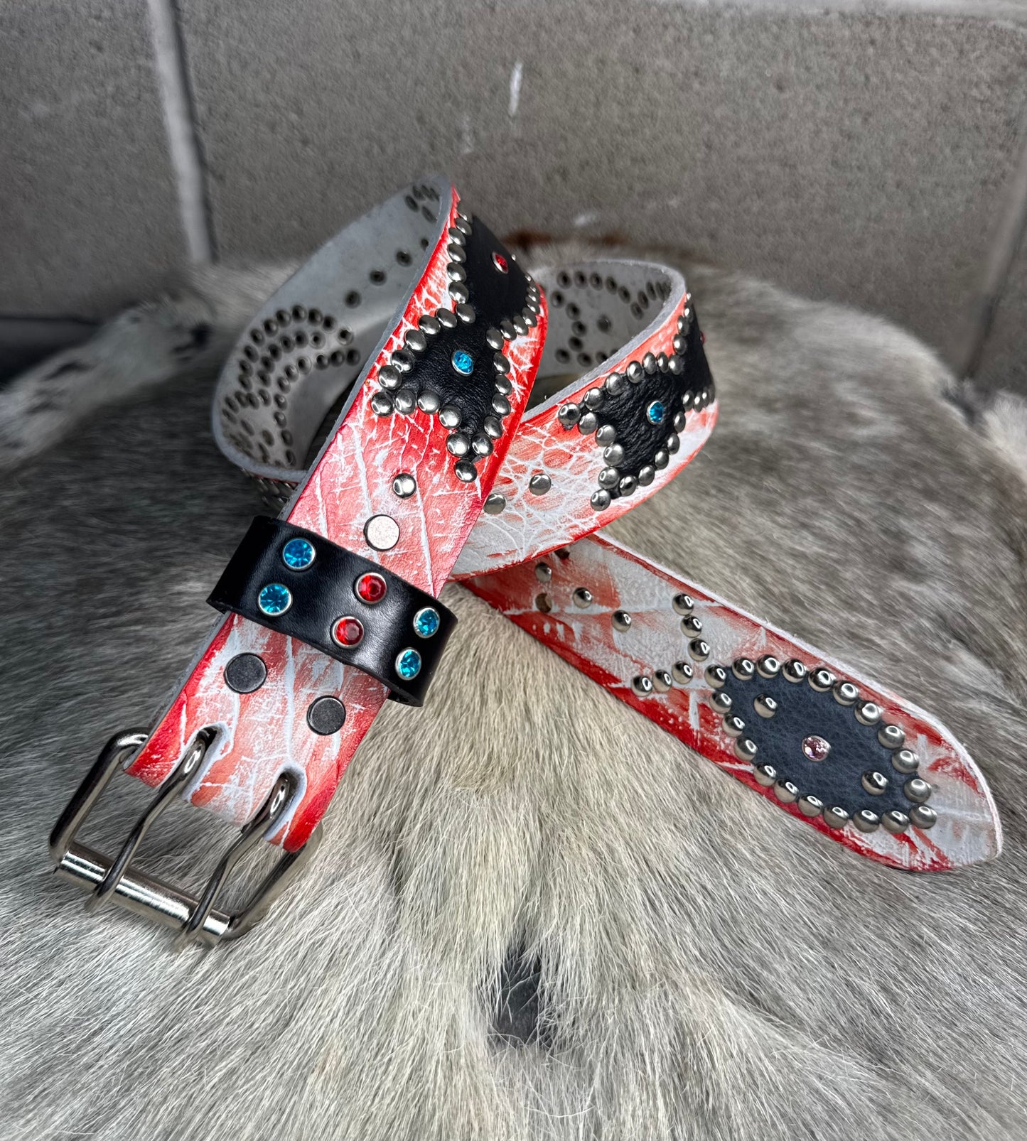 Croc White + Red Embossed Origins Belt (black/grey)